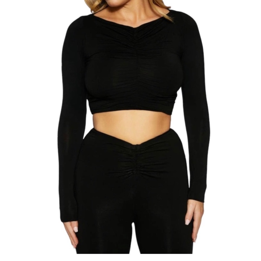 Naked Wardrobe Women’s Ruched Long Sleeve Crop Top med Black